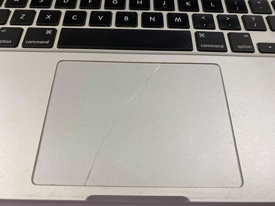 pin Macbook bị chai gây vỡ TrackPad