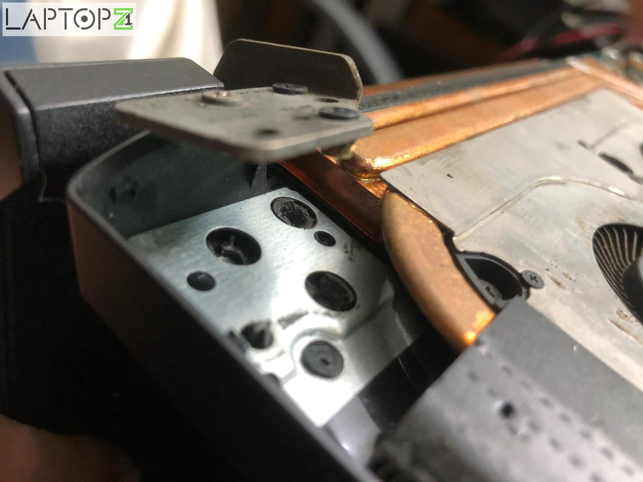 Sửa Bản Lề Laptop Giá Rẻ Tại LaptopZ1